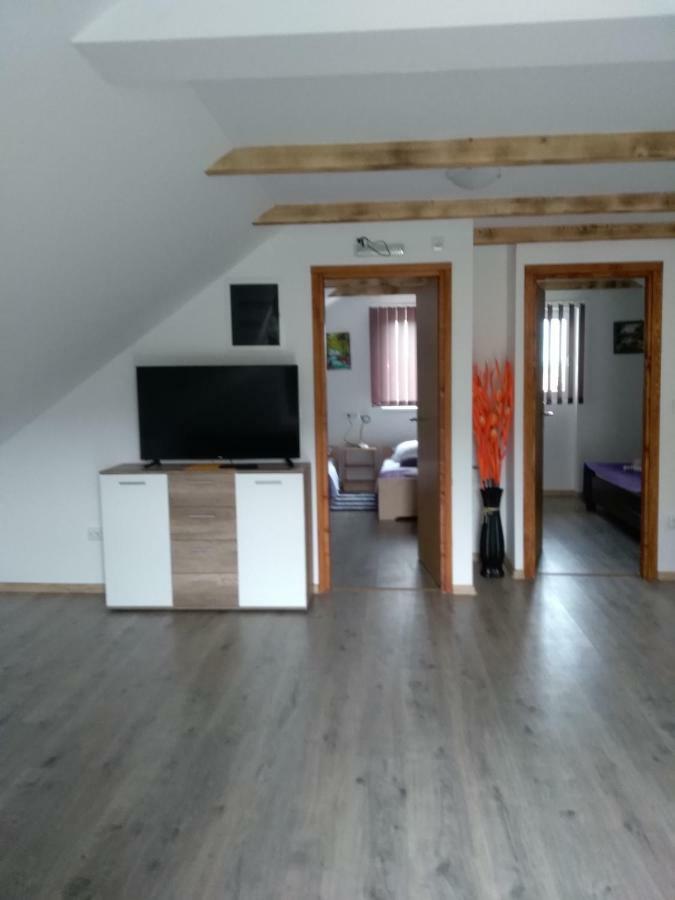 Apartman Nina Licko Petrovo Selo Exterior photo