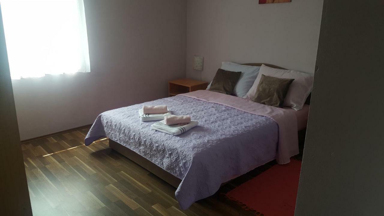 Apartman Nina Licko Petrovo Selo Exterior photo