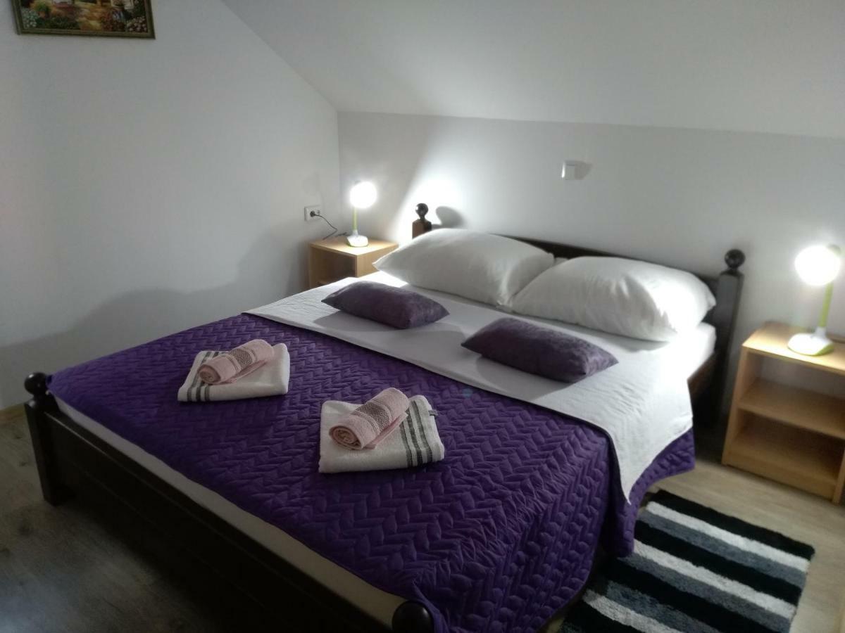 Apartman Nina Licko Petrovo Selo Exterior photo